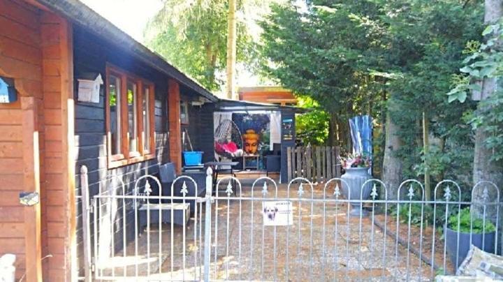 Chalet Op Een Rustig Park In De Natuur Putten Eksteriør bilde